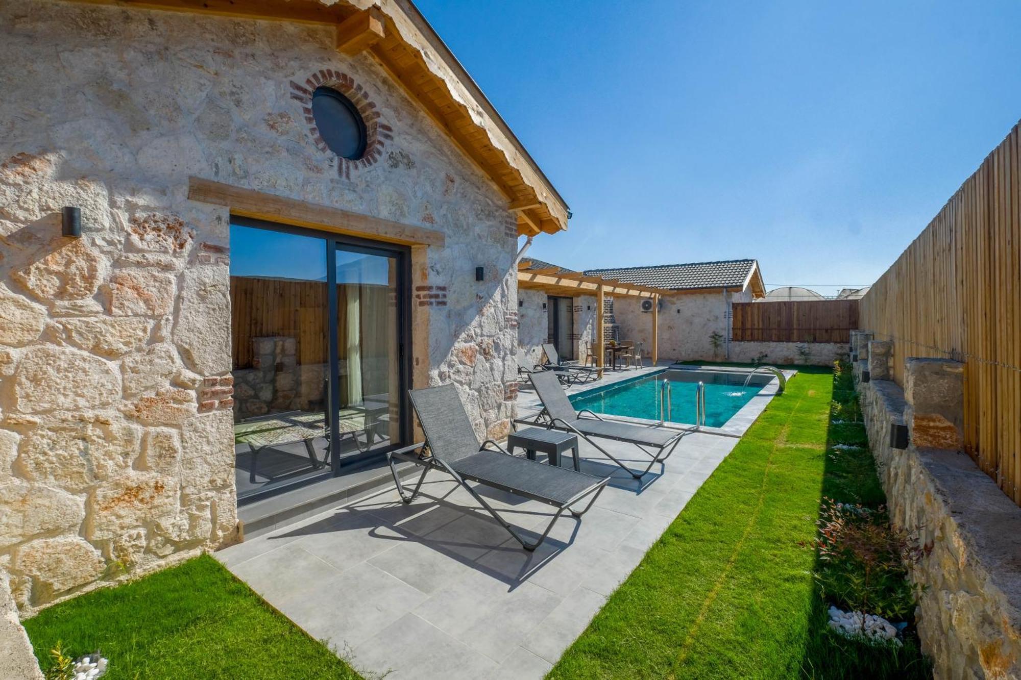 Willa Mugla Stone Daylight 1